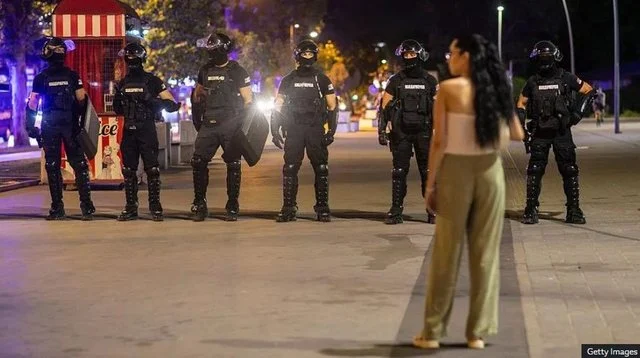 Protesta të ashpra në Beograd, arrestime dhe dhunë! BBC: A do të lëkundet pushteti i Aleksandër Vuçiç?
