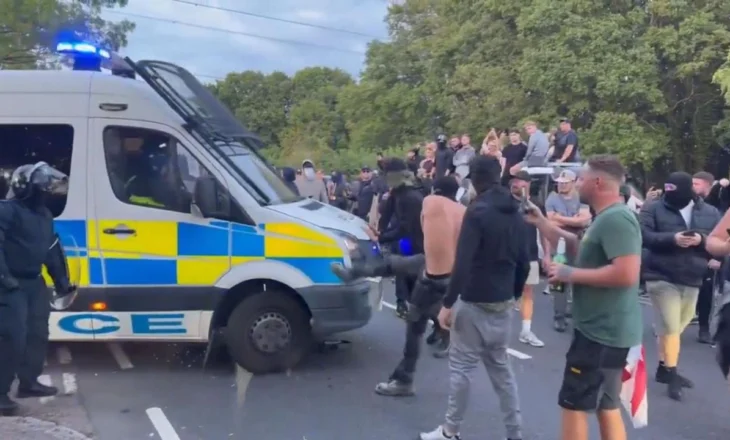 Protestuesit përplasen me policinë jashtë një hoteli me azilkërkues në Angli, plagosen tetë efektivë