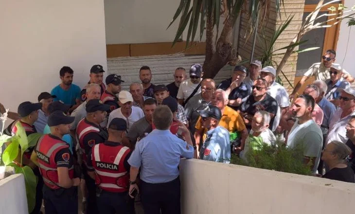 PS-PD bashkojnë votat në Sarandë, i japin 60 hektarë tokë dy biznesmenëve. Banorët e Nivicës protestojnë jashtë dhe nuk lejohen të marrin pjesë në mbledhje