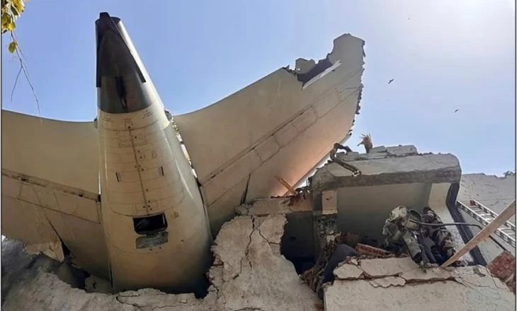 ‘Pse e ndale karburantin?’/ Zbulohen fjalët e fundit të pilotëve para përplasjes së avionit të Air India, pista e re për hetimet