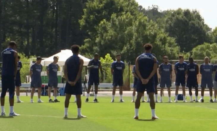 PSG respekton figurën e Diogo Jotës, mban një minutë heshtje në stërvitje para ndeshjes me Bayern Munchen