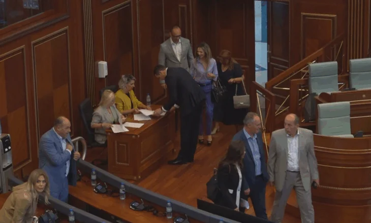 Punë zero, shpenzime plot, mbi 671 mijë euro për deputetët në Kosovë, iu rriten edhe pagat