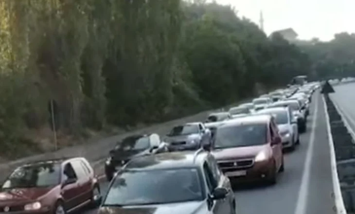 Pushimet në atdhe, emigrantët “bllokojnë” kufirin në Vërmicë