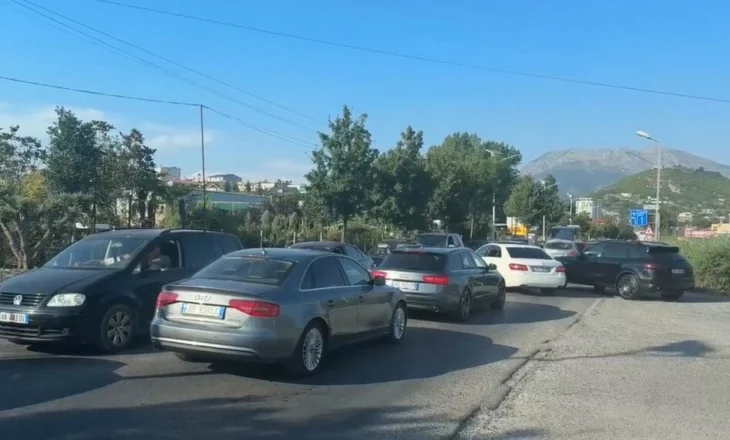 Pushuesit ikin nga plazhi, 15 kilometra trafik në Lezhë