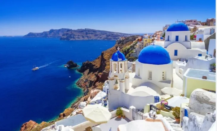 Pushuesit po i kthejnë shpinën/ Santorini përballet me krizë turistike, çfarë po ndodh?