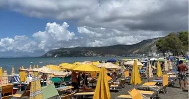 Pushuesit shijojnë bregdetin shqiptar edhe në shi/ Rënia e temperaturave nuk prish planet e tyre
