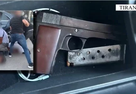 Qarkullonte me armë zjarri, arrestohet 31-vjeçari/ E pëson edhe drejtuesi i mjetit!
