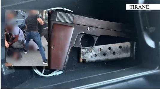 Qarkullonte me armë zjarri në makinë, arrestohet 31-vjeçari, e pëson edhe drejtuesi i mjetit