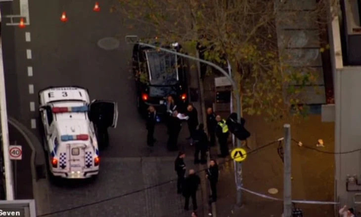Qendra kryesore tregtare në Melbourne tronditet nga një tjetër sulm me thikë, sulmuesi bërtet ‘Allahu Akbar’