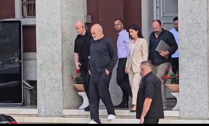 Qeveria “fut në shkollë” bashkitë, Akademia e Pushtetit Vendor do të trajnojë administratën lokale