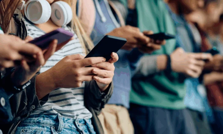 Qeveria holandeze për një vit ndaloi telefonat për nxënësit në shkolla, ja rezultati