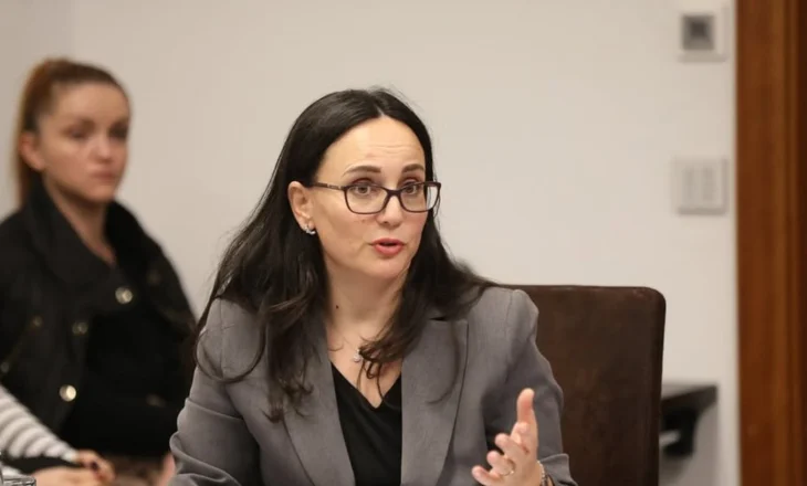 Qeveria mbulon shpenzimet mjekësore për kurimin e drejtoreshës së Prokurimit Publik