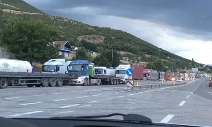 Radhë kilometrike në doganën e Vërmicës dhe në rrugën Morinë-Kukës, kamionët nga Shqipëria presin prej orësh