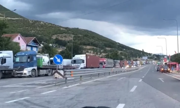 Radhë kilometrike në kufirin me Kosovën, pas ndalimit të qarkullimit të kamionëve gjatë orëve më të nxehta
