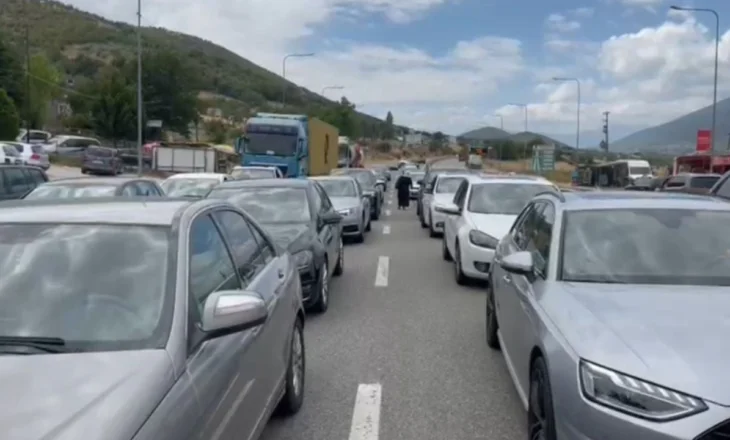 Radhë kilometrike në kufirin Shqipëri-Kosovë, shkak shtimi i kontrolleve nga pala kosovare
