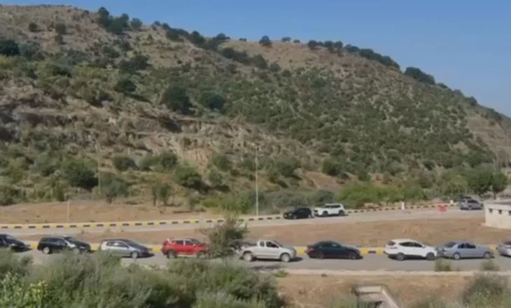 Radhë kilometrike në Qafë Botë, qytetarët orë të tëra pritje në kufi