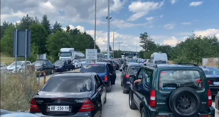 Radhë kilometrike në Qafë-Thanë, qytetarët presin me orë të tëra për të kaluar kufirin