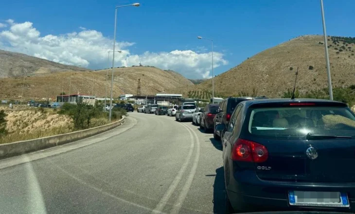 Radhë të gjata në Qafë Botë pas arrestimit të 14 doganierëve grekë