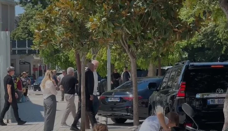 Rama, 60 minuta në Bashkinë e Vlorës, kërkoi angazhim për mbarëvajtjen e sezonit turistik