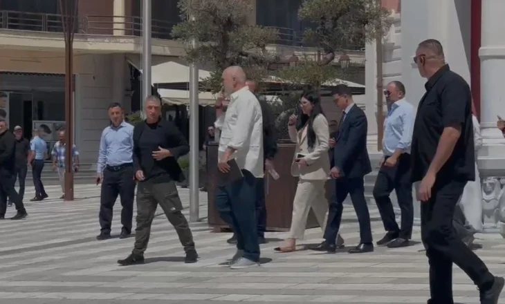 Rama ‘furtunë’ në Vlorë/ Zbulohet arsyeja e vizitës ‘rrufe’, kryeministri kërkon dorëheqjen e…