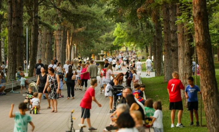 Rama poston fotot nga Korça, Parku Rinia i mbushur me qytetarë