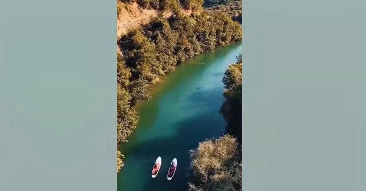 Rama poston video nga liqeni i Roshnikut në Berat, frekuentohet nga pushues që shëtisin me varka