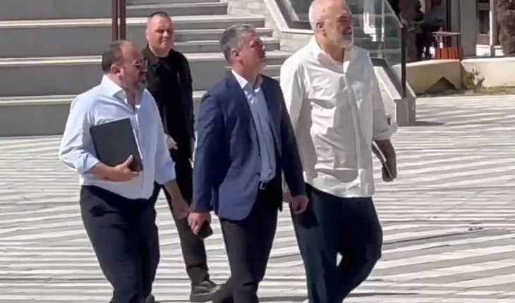 Rama ‘shkarkoi’ drejtorët në Bashkinë Vlorë, reagon ashpër Shoqata e të Zgjedhurve Vendorë