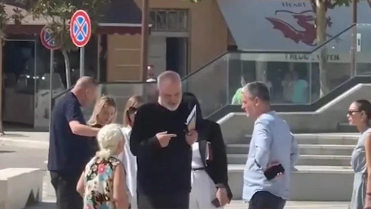 Rama takon të moshuarën që po “protestonte” në Vlorë: Ça ke që bërtet