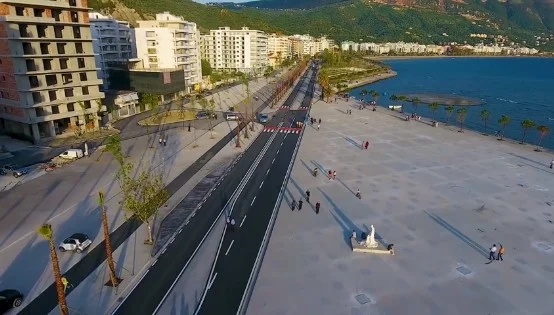 Rama ultimatum bizneseve në Lungomaren e Vlorës: Koha për të çliruar trotuaret!