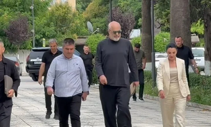 Rama “ultimatum” edhe për drejtorët e Bashkisë Fier, kërkon dorëheqjen e të gjithë drejtuesve të drejtorive rajonale