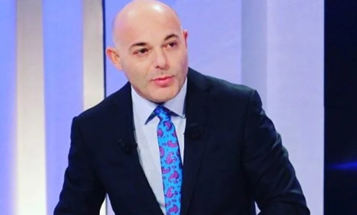 Rast skandaloz në Tepelenë, Fevziu: Gruan dhe vajzën time nuk e lejuan të futet në tualetin e lokalit