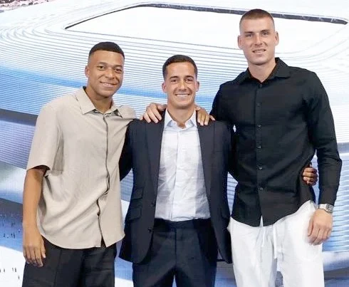 Reali përcjell me elozhe Lukas Vazkez, në ceremoni edhe Mbape e Marcelo