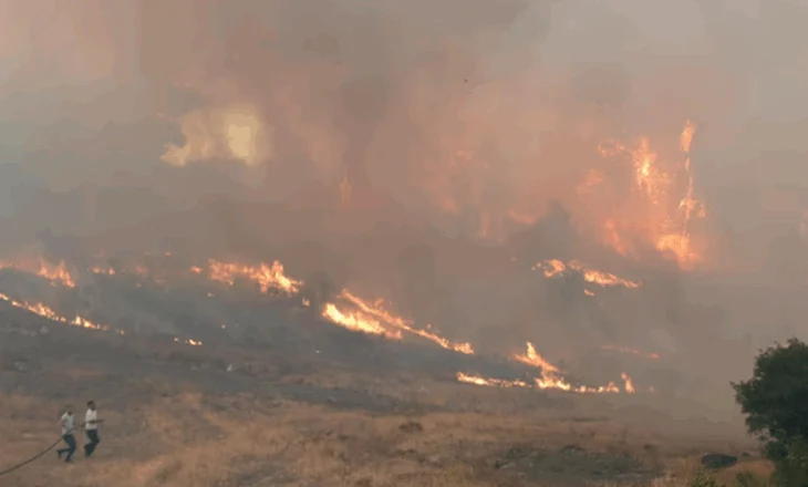 Reuters: Zjarrfikësit luftojnë me flakët në Turqi, Greqi dhe Shqipëri
