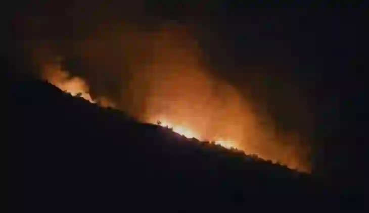 Riaktivizohet zjarri pranë pikës doganore të Kapshticës