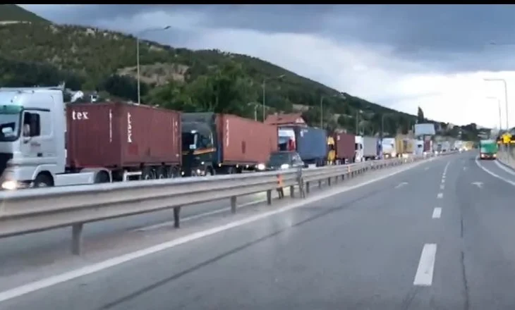 Rradhë kilometrike kamionësh në aksin Morinë-Kukës, bllokohet hyrja në Kosovë