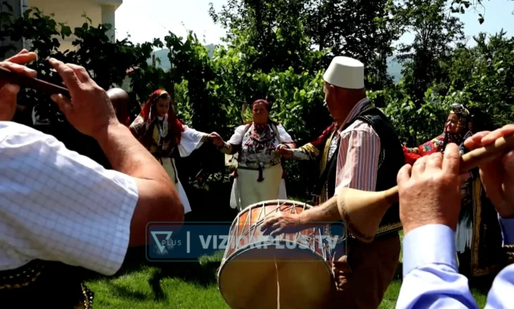 Rrajca e turizmit dhe historisë, banorët ruajnë më fanatizëm kostumet dhe vallet tradicionale