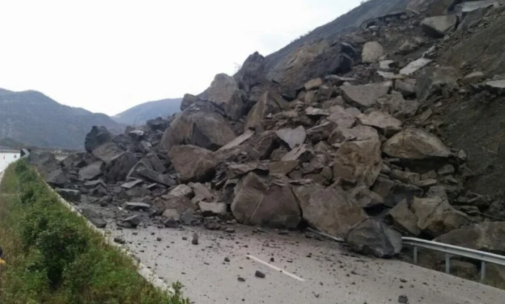Rrëshqitja e gurëve bllokon qarkullimin në tunelin e Shkopetit, probleme në aksin Burrel–Milot