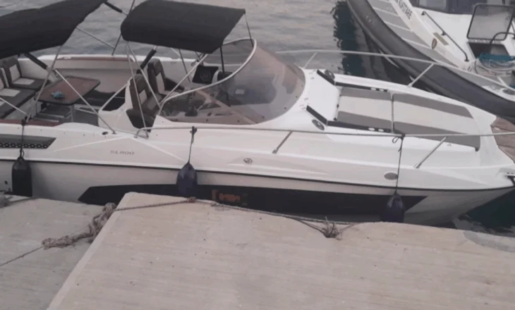 Rrezikoi jetën e pushuesve në Borsh, gjobitet me 1 milionë lekë drejtuesi i mjetit lundrues