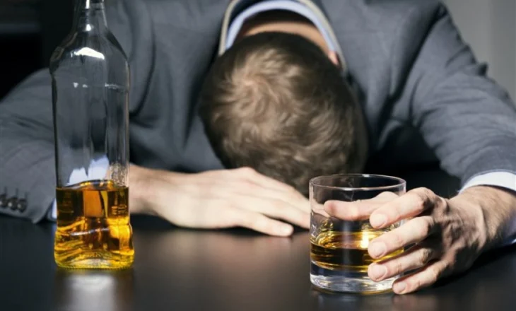 Rriten helmimet nga alkooli në Shqipëri, mjekët: Të rinjtë po e përziejnë me drogën!