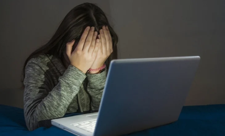 Rritet dhuna digjitale ndaj fëmijëve në Shqipëri, vajzat më të prekura nga incidentet online