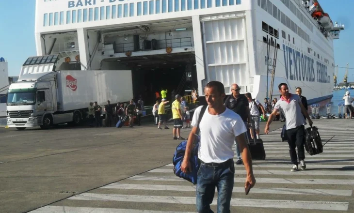 Rritet fluksi i udhëtarëve në Portin e Durrësit, turistë e emigrantë drejt Shqipërisë