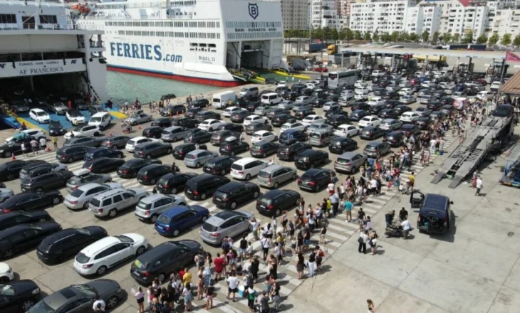 Rritet fluksi i udhëtarëve në Portin e Durrësit,turistë e emigrantë drejt Shqipërisë