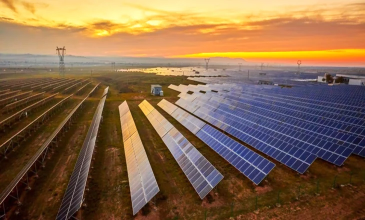 Rritja e energjisë diellore në BE ngadalësohet për herë të parë në dekadë, shkurtohen subvencionet