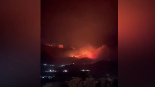 Rruga Himarë-Sarandë e pakalueshme/ Situata nga zjarri në Borsh përshkallëzohet gjatë natës, evakuohen banorët e zonës