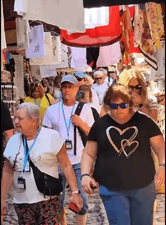 Rrugicat me turistë, traditë dhe histori të Pazarit të Krujës