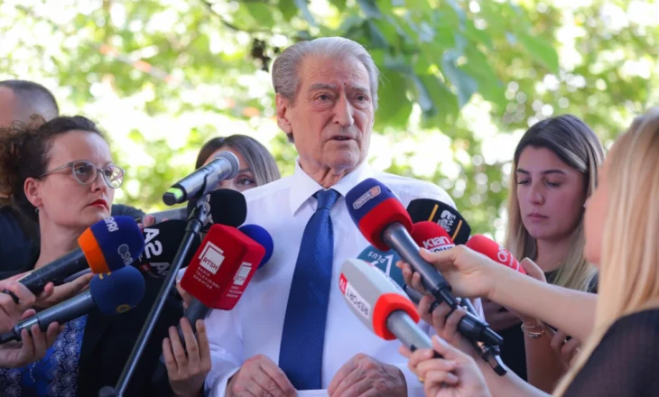 Sali Berisha shkon në SPAK dhe sulmon Altin Dumanin, e akuzon se është peng i verbër i Edi Ramës dhe Ulsi Manjës,…