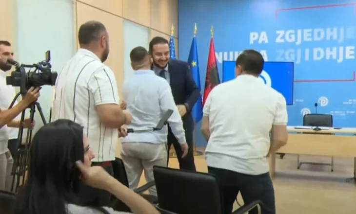 Salianji mbërrin në selinë e Partisë Demokratike, përqafime me kolegët dhe gazetarët
