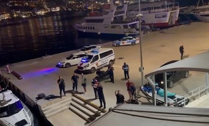 Sarandë/ Ngjarje e pazakontë në shëtitore – Një person hidhet në det për t’i shpëtuar policisë