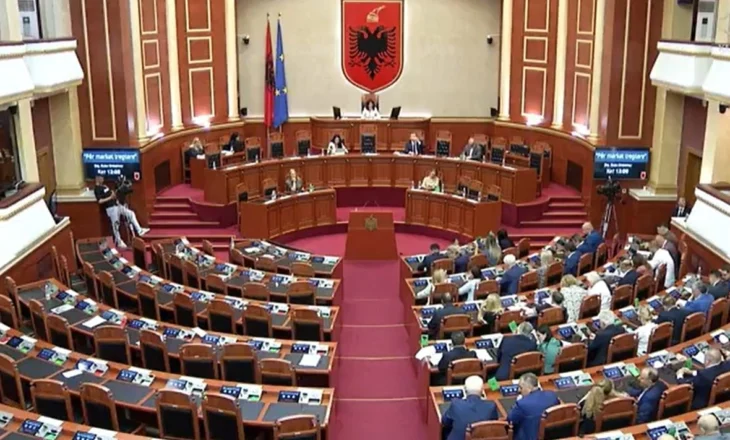Seanca e fundit e këtij sesioni parlamentar, opozita braktis votimet e projektligjeve, mazhoranca i miraton e vetme  