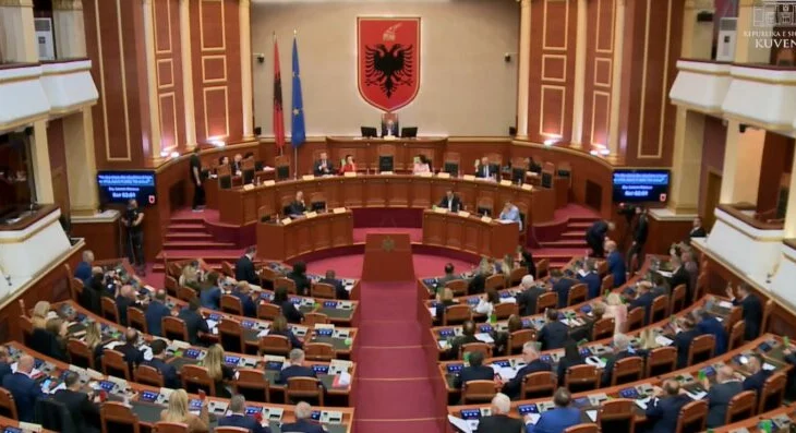 Seanca e fundit e Parlamentit, nesër deputetët votojnë ligjet e mbetura! Kuvendi i ri mblidhet në 10 shtator